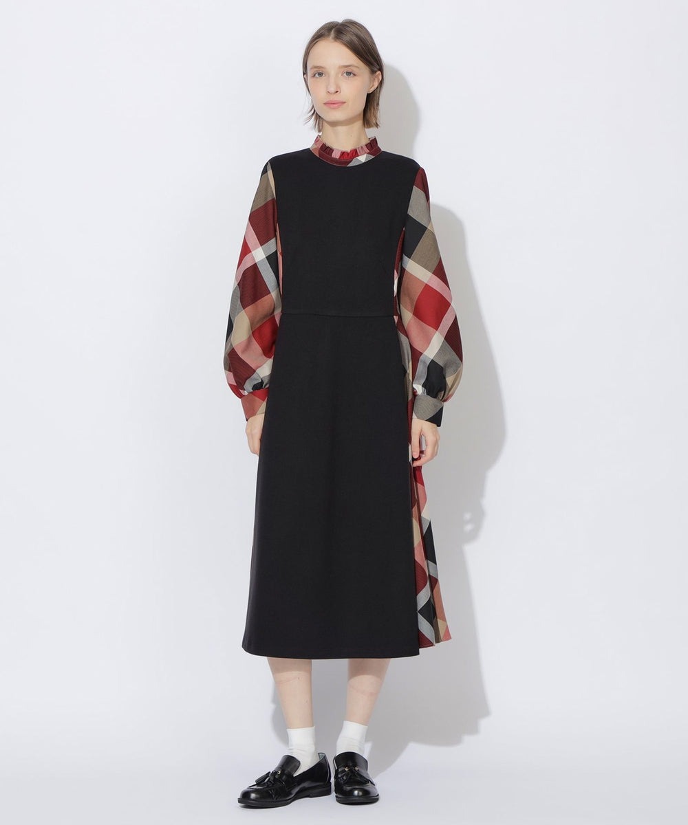 温かみのあるポンチ素材とクレストブリッジチェック素材を使用したドレスです。
一枚着るだけで、ドレスとシャツをレイヤードしたような装いが完成します。
襟元のクラシカルなディテールとモダンなバランスが上品で洗練された印象を与える一枚です。