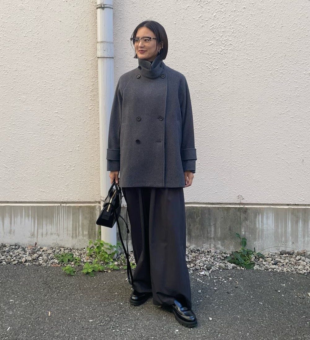 上質ウール素材で仕立てた、毎年人気のPコートがさらにグレードアップして登場。
ふっくらとした厚みがありながら、軽くて柔らかな着心地が魅力です。