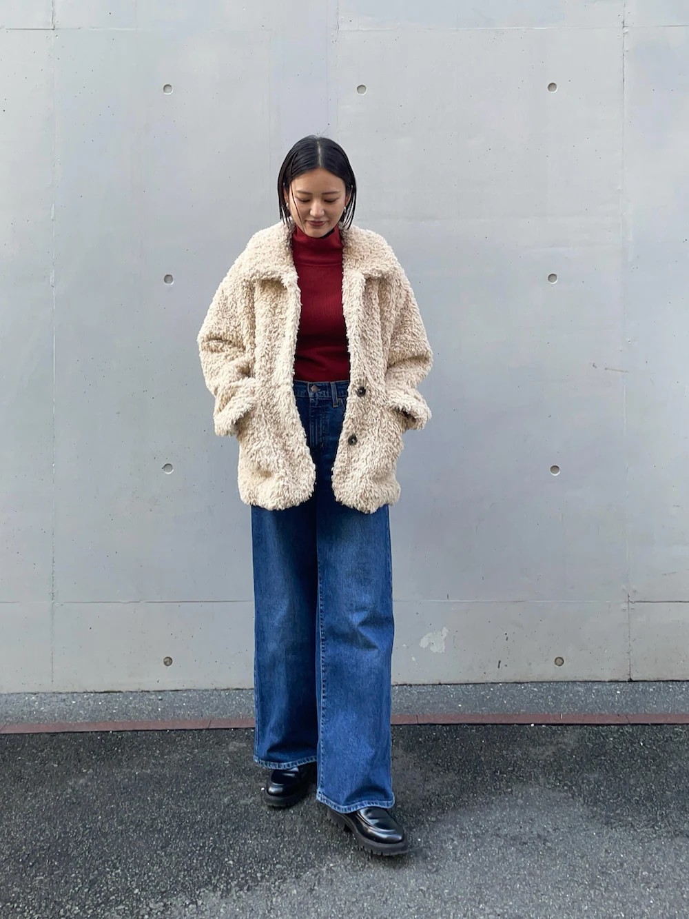 着るだけでワンランク上の着こなしが叶う、本物の毛皮のようなファーコート。
本物の毛皮のような光沢があり、高級感あるやわらかく滑らかな肌触りです。
羽織るだけで今年らしいトレンド感のあるスタイリングになります。