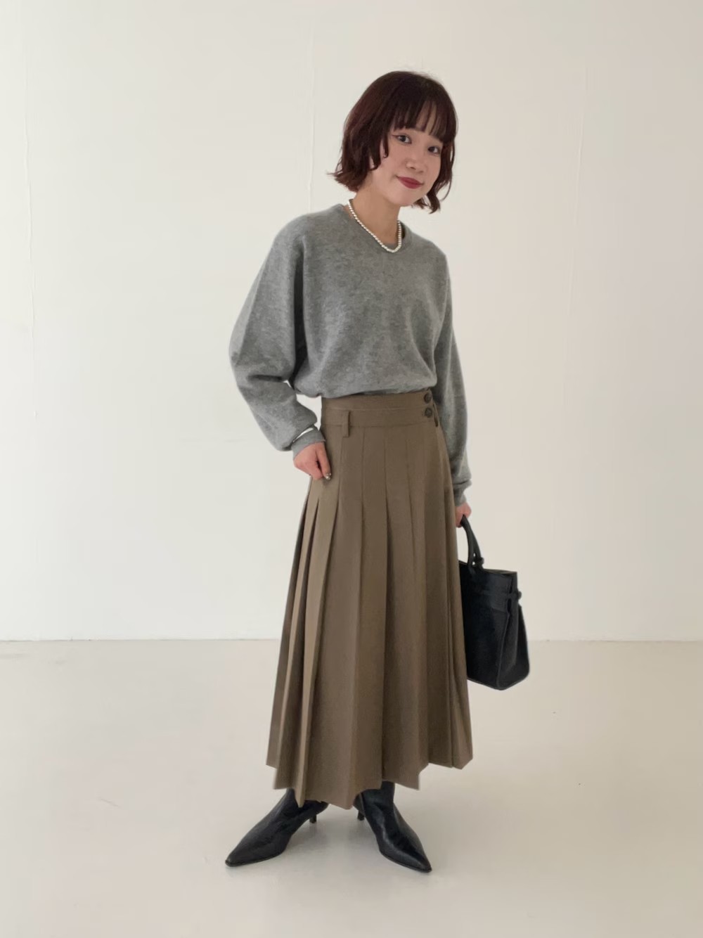 ◯スカート
トレンド感のあるラッププリーツスカート。
一枚で着るのはもちろん、パンツとのレイヤードスタイルも今年っぽくておすすめです。152cmだとしっかり長さでるので一枚で着るのが可愛いです。
ウエストは2段階で調節できるようになっているので、お好みでウエストの位置を合わせていただけます◎