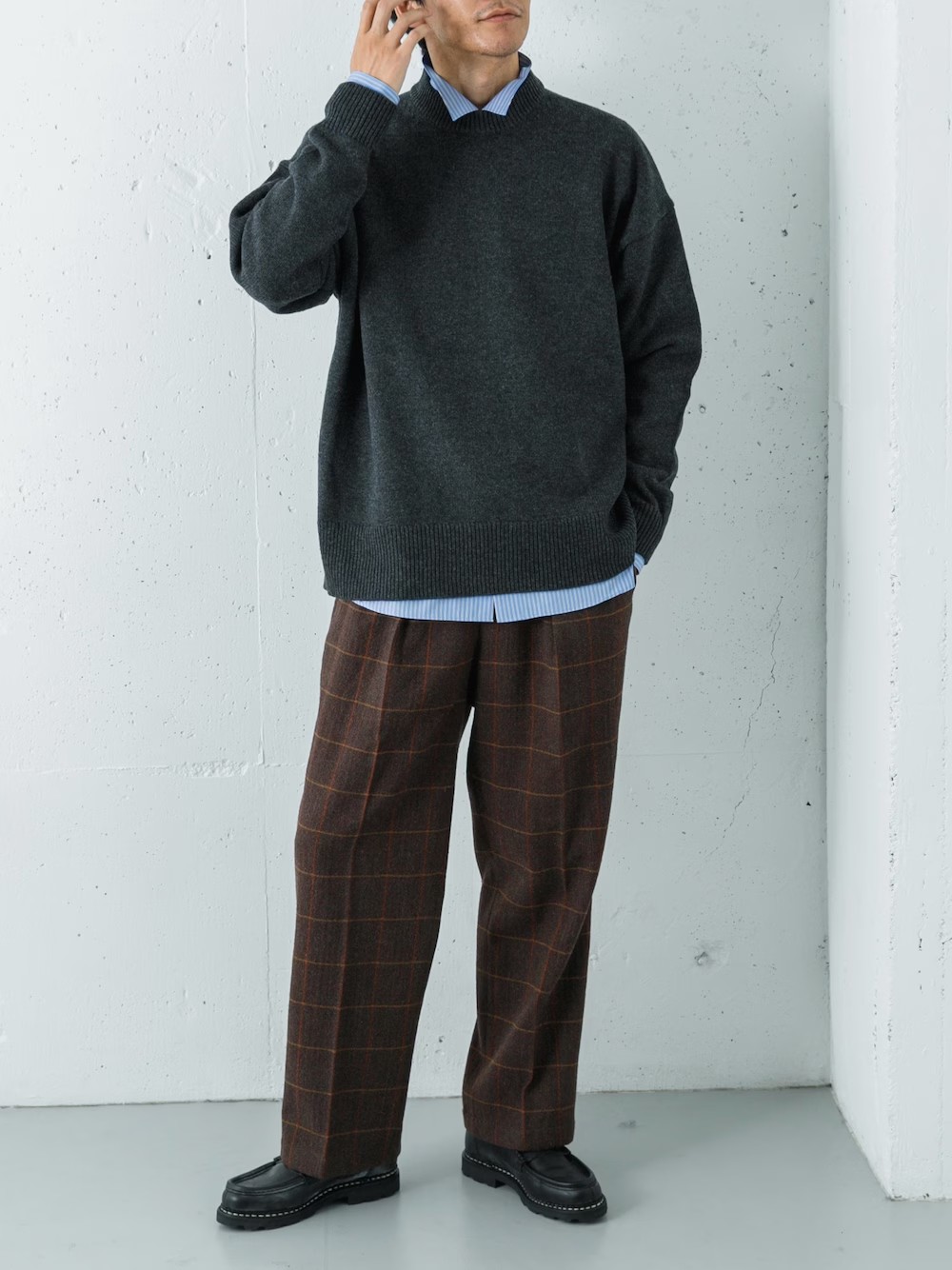 柔らかなウールカシミヤニットに、程よく張りのあるシャツをレイヤードした奥行きのあるスタイル。