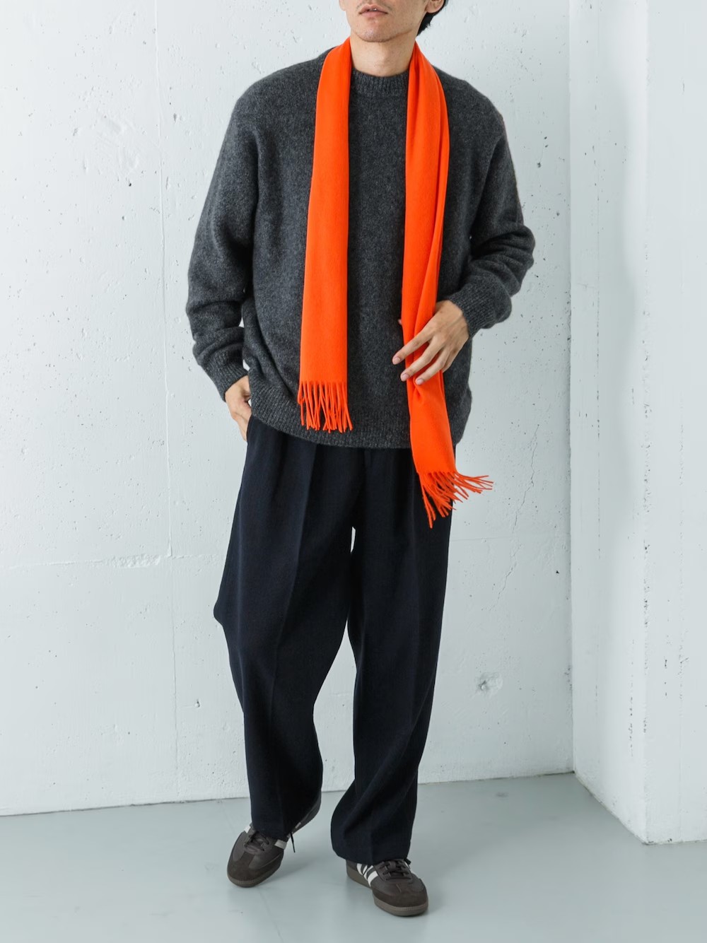 滑らかなカシミヤシルクのニットを中心に、ドライウールのスラックスでクリーンにまとめたスタイル。
上質なマフラーをさりげなく添えて季節感を演出し、足元のスニーカーで軽快さをプラス。
自然体で心地よいトーンに整えた、洗練された日常コーデです。