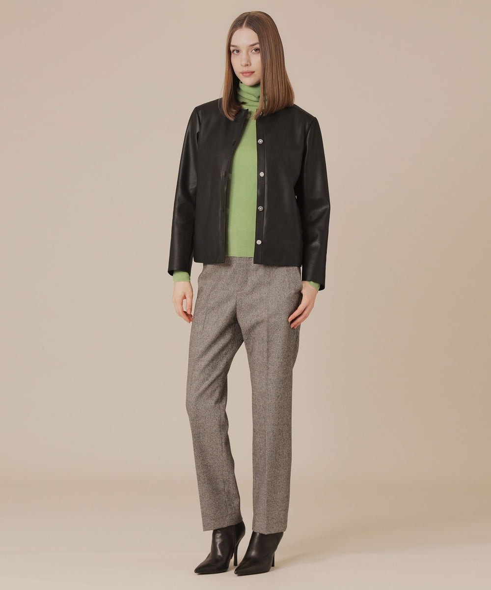 コンパクトなネックラインでクラシカルなデザインに仕上げたクルーネックレザージャケットです。革表面の肌理(きめ)が細かくなめらかな、やぎ革を使用しています。
Mの刻印がされたメタルボタンが上品なアクセントで、さらりと羽織るだけでスタイリングが決まり、幅広いシーンで活躍するアイテムです。裏地付きです。