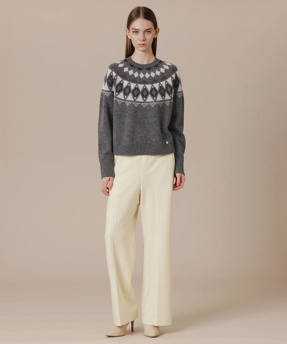 【ニット】ブランドオリジナルのノルディック柄を繊細に編みたて、ブリティッシュな印象ながらエレガントに着用頂ける様仕上げたニットプルオーバーです。色味も柔らかく優しい印象です。
【パンツ】流行にとらわれないシルエットで、大人の余裕を感じる雰囲気の一着です。