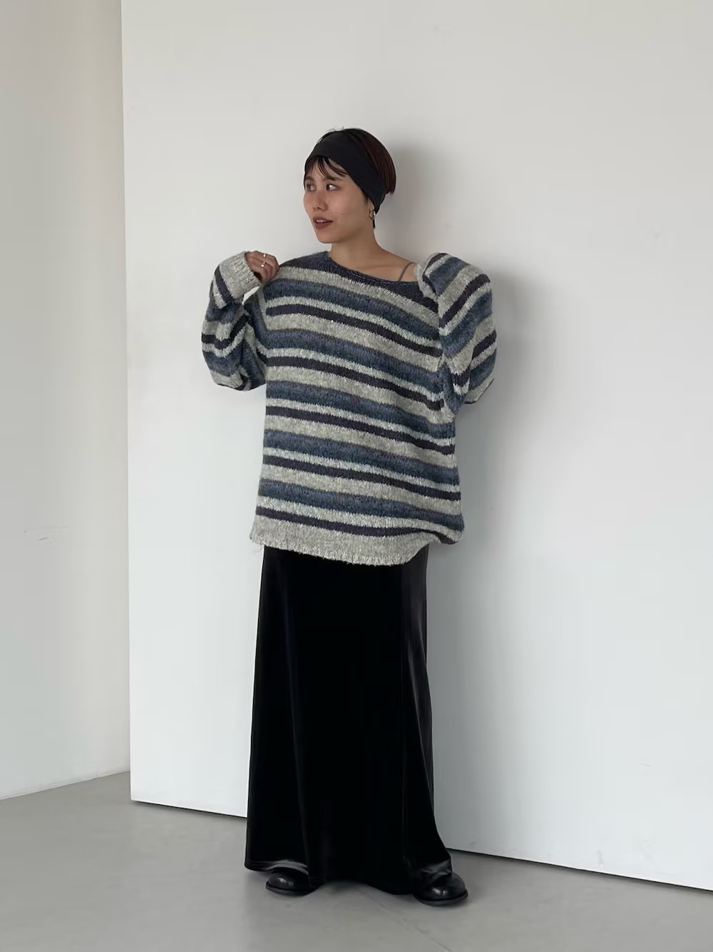 ルーズなニットにスカートを合わせて女っぽく！
ベロア素材でより温かみを出しました。