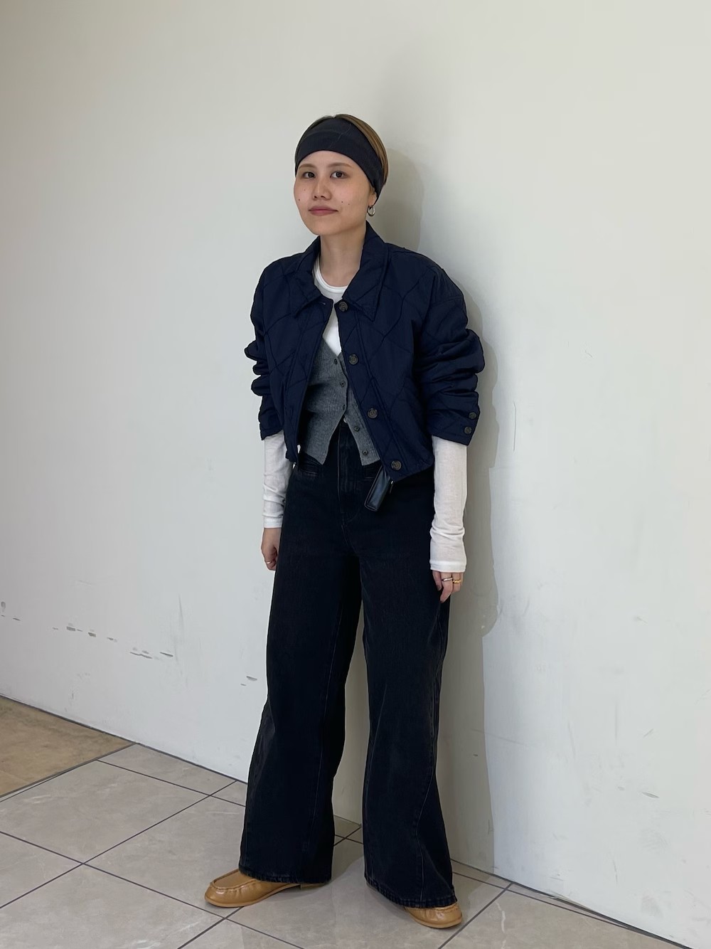 ラフなアウターはビスチェを仕込んで女っぽくきるのがおすすめです！