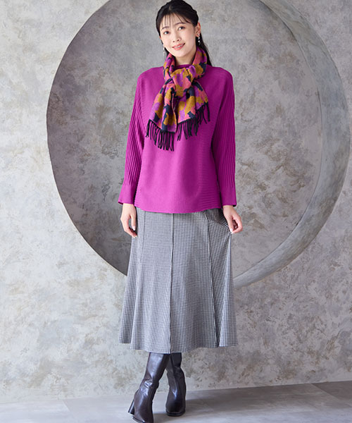 【大きいサイズ】綺麗色のセーターに千鳥柄のスカートを合わせたお出かけコーデ。ネコ柄のマフラーで遊び心を効かせて。