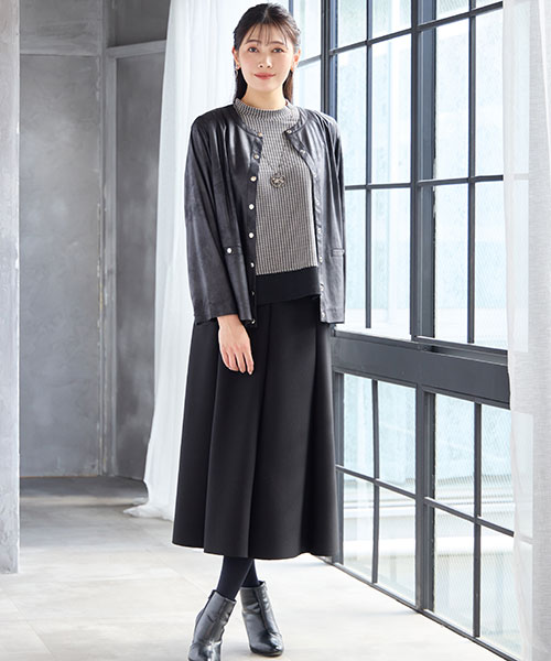 【大きいサイズ】モノトーンで楽しむスカートルック。フェイクレザーのジャケットが全体を引き締めてくれます。