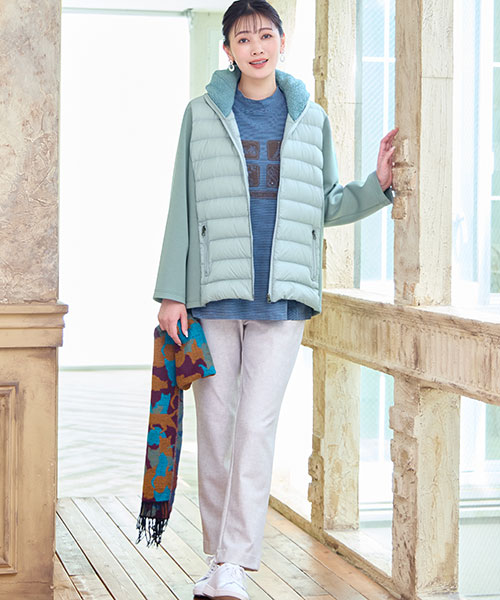 【大きいサイズ】ニュアンスブルーで楽しむ大人のカジュアルスタイル。裏起毛の暖パンにスニーカーを合わせました。