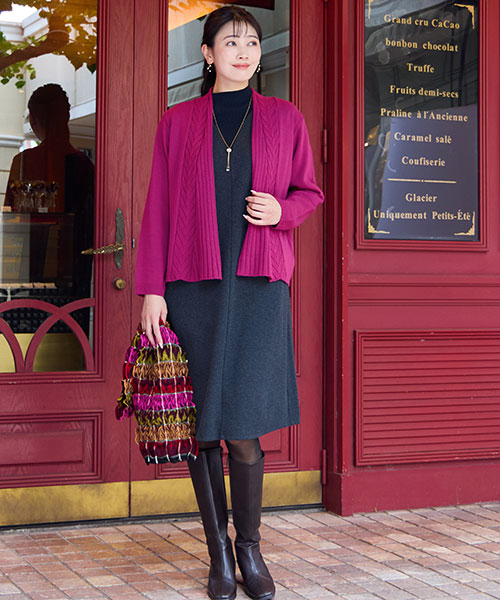 【大きいサイズ】ピンクを差し色にしたワンピースコーデ。同系色のマフラーを添えれば華やかな印象に！