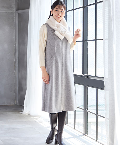 【大きいサイズ】グレーのジャンスカにホワイトのファーマフラーを添えたフェミニンなお出かけコーデ。淡い色使いが上品です。