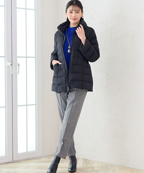 【大きいサイズ】ストレッチ性のある軽量ダウンジャケットは冬の人気アウター。ブルーのセーターに千鳥柄のパンツを合わせればシックに着こなせます。