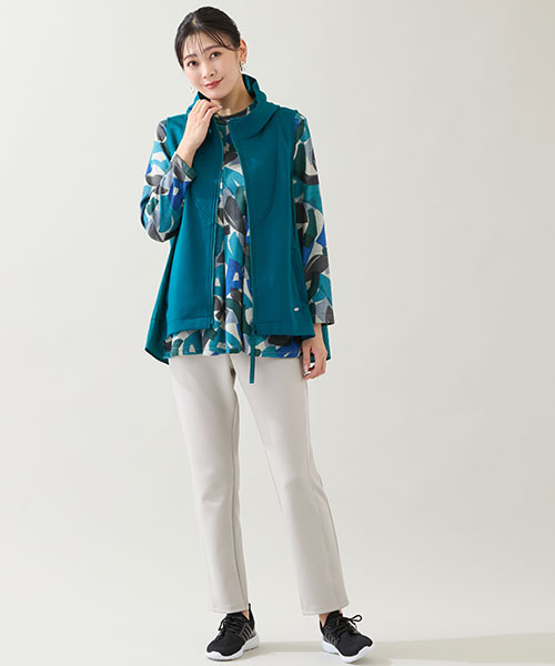 【大きいサイズ】カラーを効かせた大人のレイヤードスタイル。スニーカーと軽快にコーディネートしました。