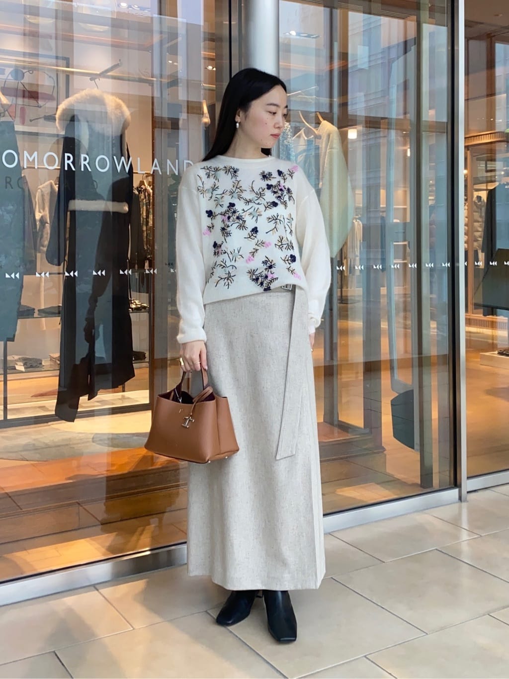 身長158㎝　〈Ballsey〉
モヘヤナイロンエンブロイダリー クルーネックプルオーバー。
オリジナル刺繍が印象的なモヘヤニットプルオーバーです。
ふんわりとした質感と繊細な刺繍が調和し、やわらかな華やぎを添える一枚です。
一枚で華やかな存在感があり、シンプルなパンツやスカートと合わせるだけで洗練されたスタイリングに仕上がります。

〈MACPHEE〉
シルクネップツイード マキシスカート。
シルク混のネップツイード素材が表情豊かなラップスカートです。
幅広のベルトはウエストのアクセントとしてはもちろん、垂らすことで動きのあるシルエットに。
すっきりとしながらもタイトすぎない絶妙なラインで、ショート丈のトップスともバランスよく合わせていただけます。