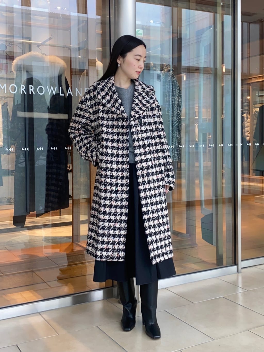 身長158㎝　〈TOMORROWLAND collection〉
エクラハウンドトゥース グレースコート。
ファンシーツイード素材の豊かな表情が魅力のロングコートです。
ブラックを基調にした落ち着いたカラーに、ピンクの糸が華やかさを添え、上品でモダンな印象でお召しいただけます。
存在感がありながらも主張しすぎず、エレガントにもカジュアルにも溶け込む一着です。

〈Ballsey〉
フラッフィーヤーン Vネックプルオーバー。
ふんわりとした毛足が魅力のニットです。
着用するだけで柔らかな華やかさを添え、エレガントな印象に仕上がります。
一枚での着用はもちろん、シャツやブラウスとのレイヤードでより洗練された着こなしをお楽しみいただけます。

〈Ballsey〉
ストレッチタフタ ボリュームギャザースカート。
程よいボリューム感で広がり方が綺麗なギャザースカートです。
ミドル丈でバランスがとりやすくデイリーに着回しのしやすいシルエットです。
シワになりにくい素材なのも魅力的です。