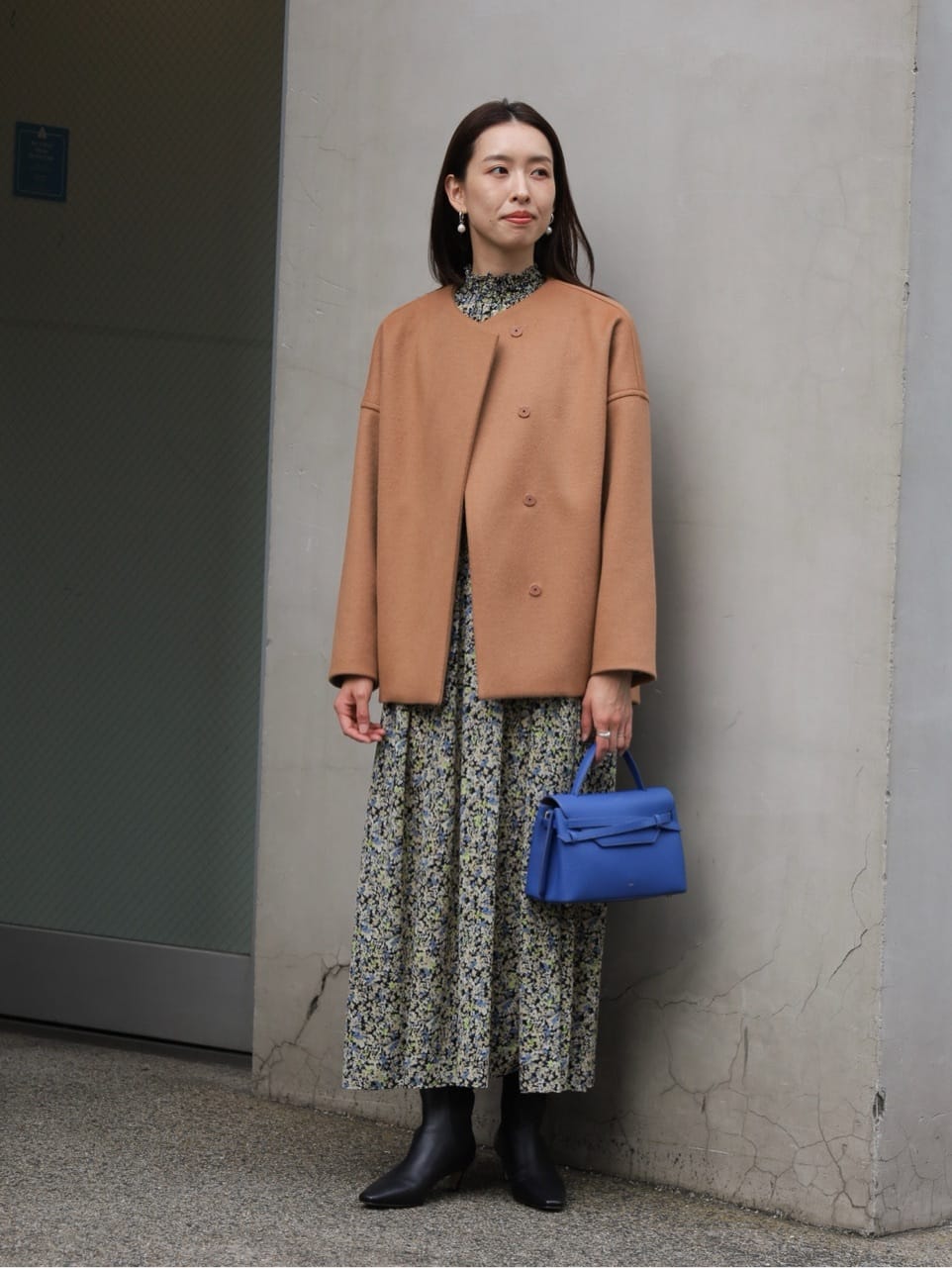 身長163㎝　柔らかくツヤ感のある素材を使用した〈Ballsey〉のショートコート。
裾が広がらずにすっきり着用できるデザインなので、ボトムスバランスを悩まずにコーディネートしていただけます。
柄のワンピースとブルーのバッグを差し色にした、華やかな冬のお出かけスタイルです。