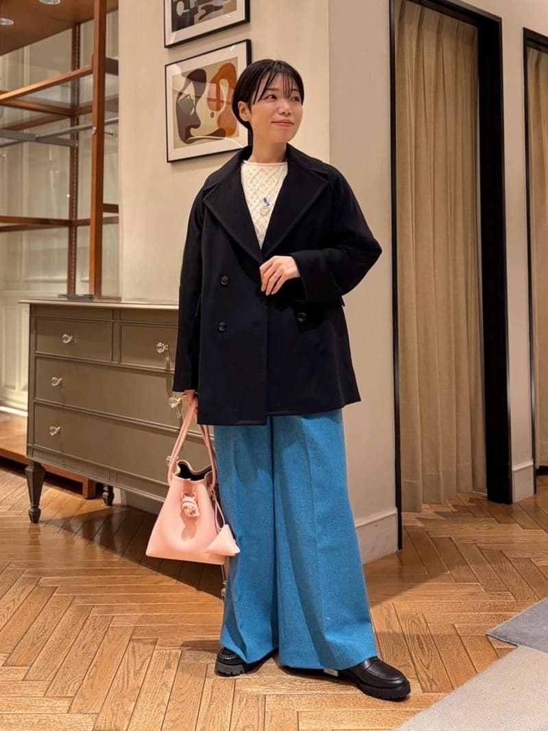 身長156㎝　立体感のある編み柄とカラフルな刺繍が表情を添えるケーブルニット。
リラクシーなシルエットで肩の力を抜きつつ、どこか品のある佇まいに。
刺繍に散りばめられたブルーをパンツのカラーとリンクさせ、統一感のあるクリーンな印象に仕上げました。