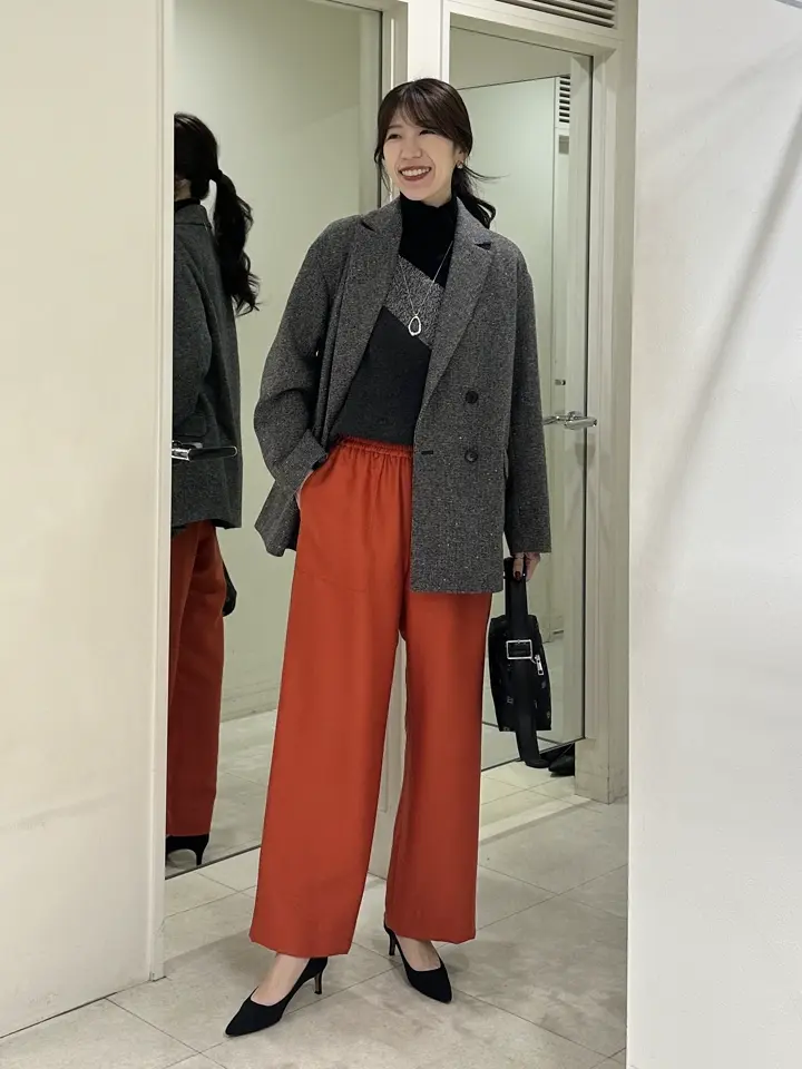 コーディネート身長 170cm

目線を集める綺麗色のワイドパンツコーデ♩

暗くなりがちな冬コーデも
取り入れるだけでパッと華やかに！

コートを脱いでもおしゃれ見えるように
トップスには柄ニットを合わせました◎

スタッフ着用サイズ
■ニット【S/Mサイズ相当】
■コート【4/Mサイズ相当】9号
■パンツ【4/Mサイズ相当】9号