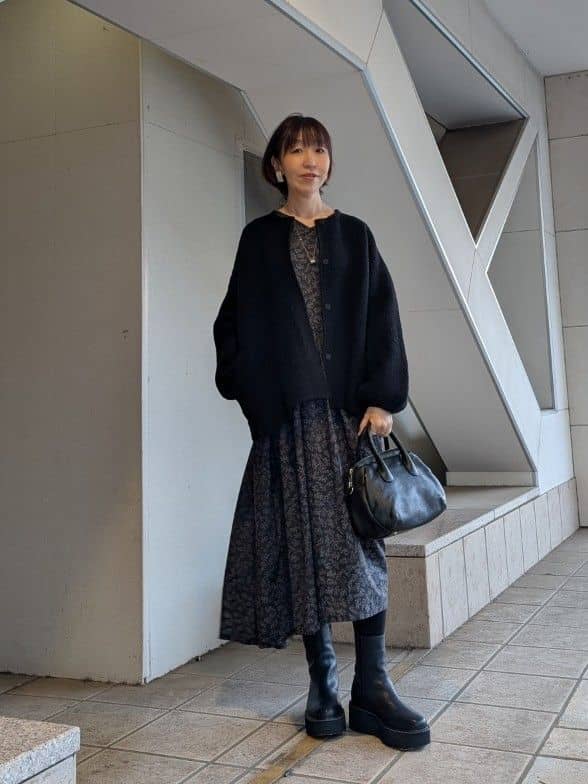 164cm ウェーブ イエベ秋

【ワンピース】1サイズ着用
ブラックベースの落ち着いたフラワープリントなので、可愛くなりすぎずアラフィフ以上の方にも着やすいです。
身幅や袖幅はゆったりしています。
羽織るもので雰囲気も変えられ、秋冬のコーディネートに1枚持っておくと着回し広がりそうです！
タートル合わせも素敵ですね。

【アウター】
モコモコした素材感と丸みのあるお袖のシルエットがフェミニンな雰囲気です。
軽い着心地で伸縮性も抜群です。
本格的な寒さの前に、カーディガンより肉厚なので軽く羽織るのに便利てす。車移動が多い方にもピッタリ！
ロングスカートやワンピース、デニムとの合わせが好相性です。

【バッグ】
小さすぎず、大きすぎず、必要最低限のものがしっかり入る見た目以上の容量の多さが人気の理由です！
キズの目立たない質感のレザー、そしてどんな場面でも使えるシンプルなデザインなので、1つあれば大活躍すること間違いなしですよ。