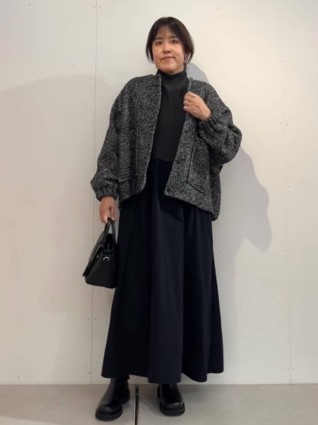 160cm ストレート イエベ春
 
▶︎ ツイードバルーン羽織（グレー／Fサイズ）
ふんわり丸みのあるシルエットで、さっと羽織るだけで大人可愛く。
軽やかなツイード素材で、上品さと華やかさをプラス。
体を包み込むデザインだから、気になる腰まわりも自然にカバーできます。
裾にドローコード付きでシルエット変えられます！

▶︎ ニットコンビギャザーワンピース（グレー／1サイズ）
上半身は柔らかなニットで着心地ラクちん、スカート部分はギャザーがふんわり揺れて女性らしく。
グレーのワントーンは落ち着きがありつつ、重くならずに上品見え。
一枚でスタイルが完成する、アラフィフ世代の頼れるワンピースです✨

▶︎ ミニハンドバッグ（ブラック）
コンパクトながら必要なものがしっかり収まるサイズ感。
コーデを引き締めるブラックで、大人っぽさをプラス。
手持ちでも肩掛けでも使える万能デザインです。



グレーのワントーンでまとめた、大人の上品スタイル✨
ふんわり羽織とギャザーワンピで体型カバーも叶い、コンパクトなバッグで全体をきゅっと引き締め。
「ラクなのにきれい見え」が両立する、アラフィフに嬉しいワントーンコーデです☺️