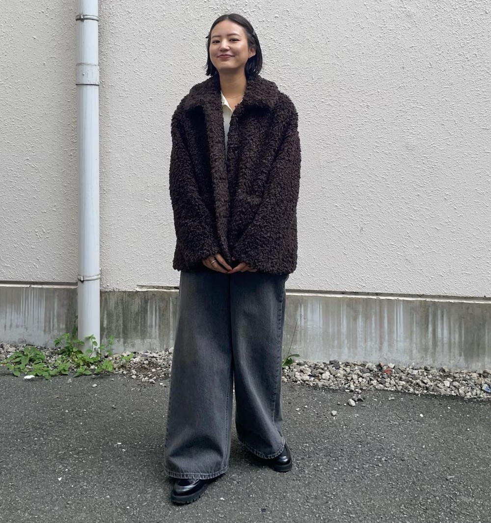 着るだけでワンランク上の着こなしが叶う、本物の毛皮のようなファーコート。
本物の毛皮のような光沢があり、高級感あるやわらかく滑らかな肌触りの「ECOPEL」のファーを使用。
今年らしいトレンド感のあるスタイリングが完成します。