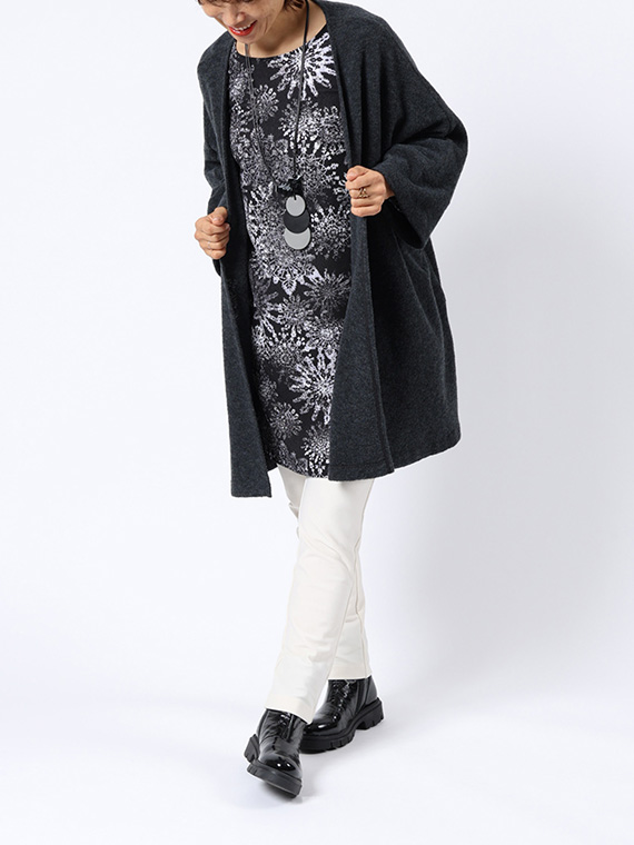 スノークリスタル柄のプリントチュニックに暖かそうなトッパーを羽織ったコーディネートです。モノトーンでまとめて落ち着きのあるカジュアルスタイルにしました。
モデル身長：162cm