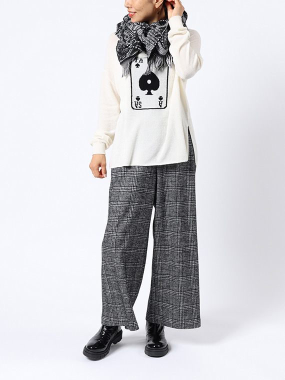 トランプの編み込みのあるセーターをグレンチェックのパンツとマフラーで楽しくまとめたコーディネートです。遊び心満載の冬のカジュアルスタイルです。
モデル身長：162cm