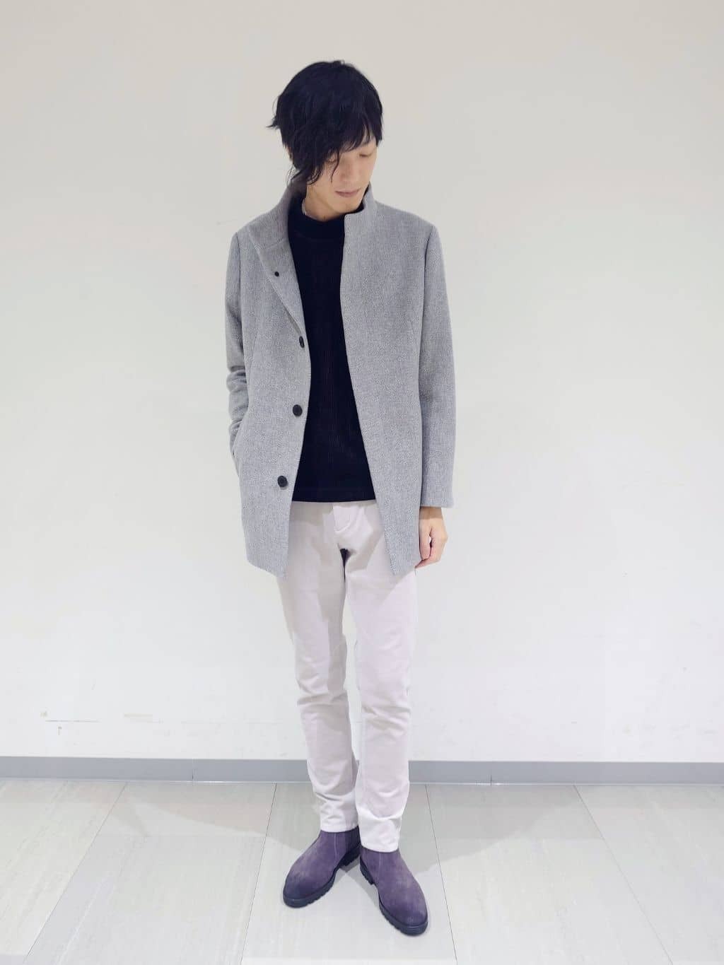 動きやすい丈感が魅力のミドルスタンドカラーコート。
国内屈指のウール産地である尾州地区で作成したオリジナル生地を使用。
シンプルなツイル柄をシックな色目で構成することで、飽きの来ないデザインに。シンプルなシルエットでビジネスからカジュアルまで幅広く着まわせる一着。【モデル身長：187cm】