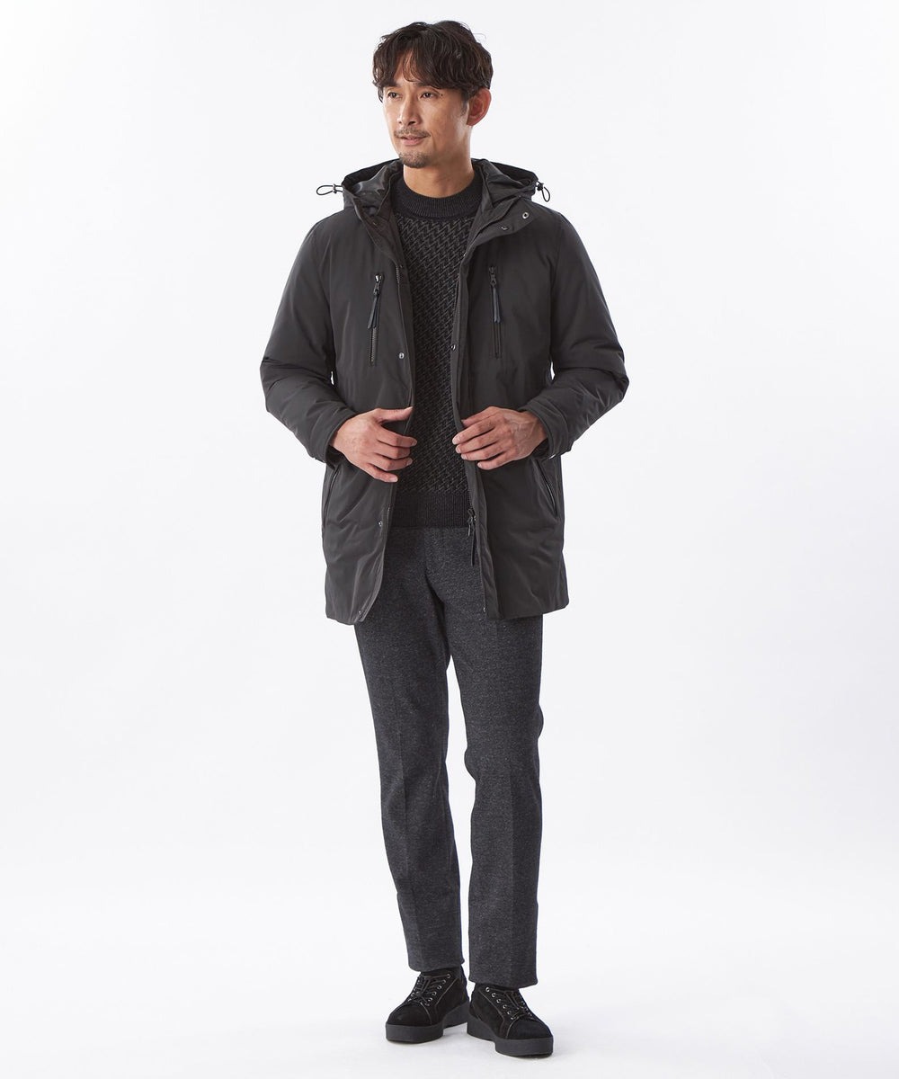 スッキリ見えのブルゾン。すっきりとしたミニマルな見た目で、ポケット8個で収納力があり、衿の内側から取り外せるフードで、首周りの保温性を高め、取り外した時はすっきりとしたスタンドカラーになるデザインに。着ぶくれしない適度な分量のダウンのため長いシーズン着ていただけます。