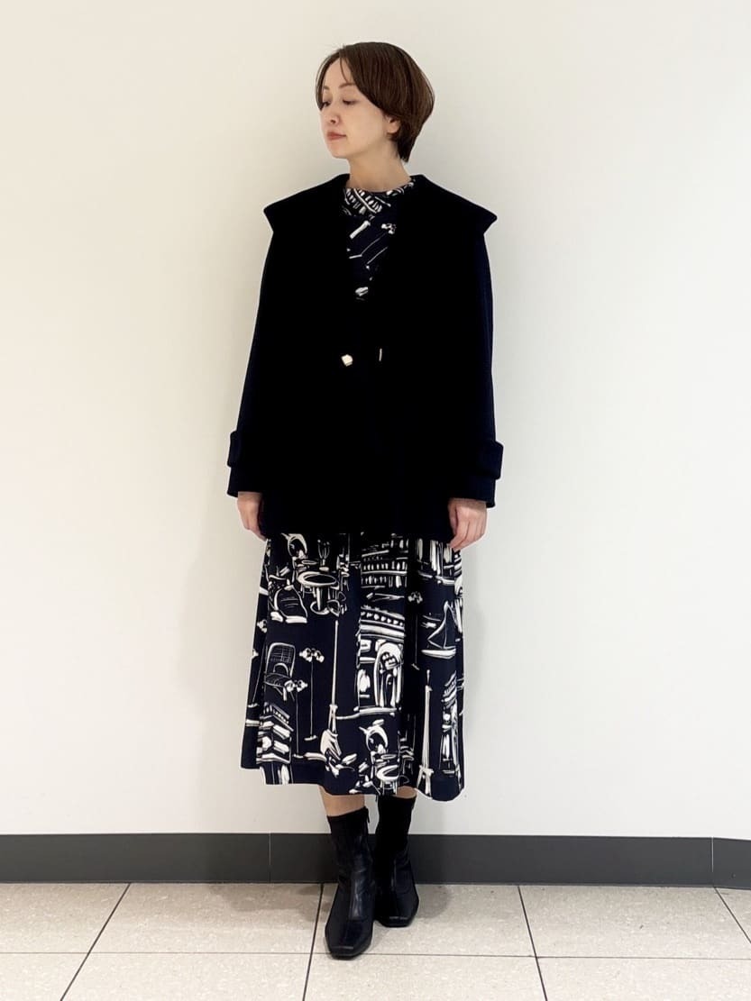 フード付きショールカラーのウールコートは、 ヒップが隠れる着丈ですので合わせるアイテムを選びません。 ウエストを絞ってシルエットを調整していただけます。 中に合わせたワンピースは、パリの風景が目を引く１着です。共布ベルト付きですのでスタイル良く着用いただけます。【モデル身長：164cm】