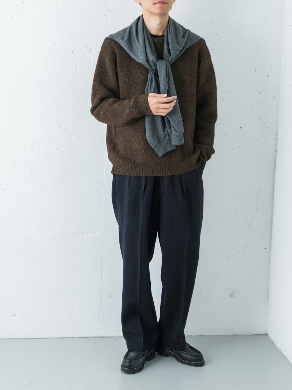 上質なメリノウールを贅沢に使用。
スウェットのカジュアルさに、ニットのエレガントな風合いを融合しました。チクチク感を抑えた滑らかな肌触りながら、ご家庭で洗えるイージーケア性を両立しています。