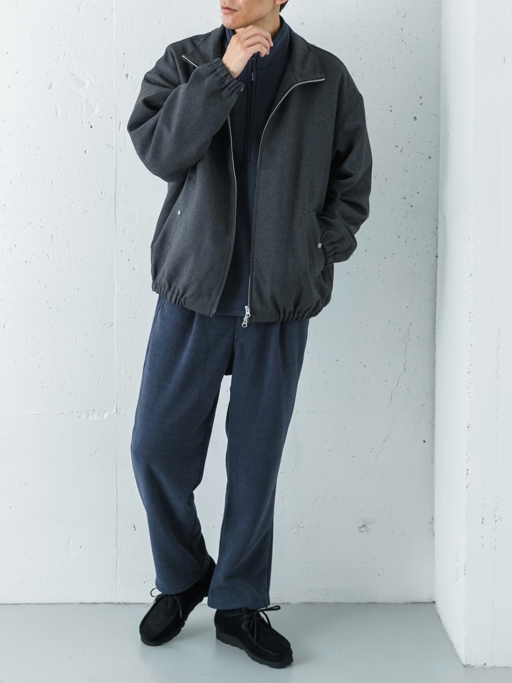 ブルゾンは、ツイード調のクラシックな見た目ながら、ポリエステル100%の革新的な素材を使用。ご家庭で洗えるウォッシャブル機能と、シワになりにくい利便性を両立。トラッドなブルゾンにニットフリースセットアップを合わせました。