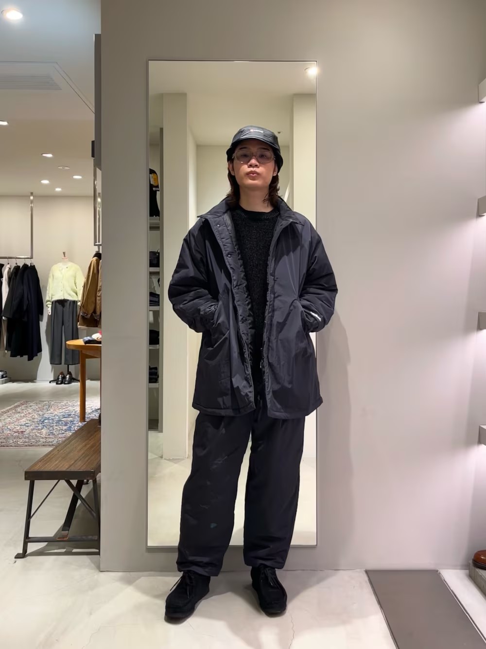 M-65モッズコートをベースに現代的に再構築した別注ショートコート。染めを施した撥水ナイロンタフタ素材が深みのある光沢を演出。中綿に3Mシンサレートを採用し、高い保温性と軽さを実現。都会的な印象に昇華した一着です。