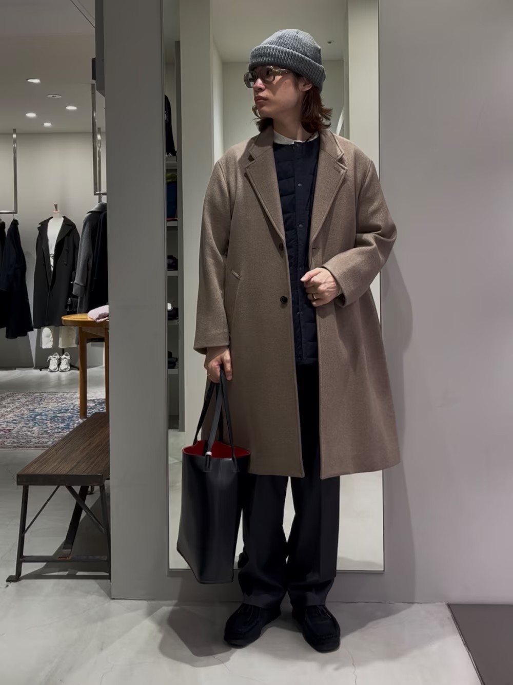 クラシックなデザインに現代的アプローチを加えた洗練された一着。上質なメリノウール素材が軽量・高保温性と美しいドレープを両立。贅沢なAラインシルエットが、着る人に品格とこなれ感を与え、冬の装いを格上げします。