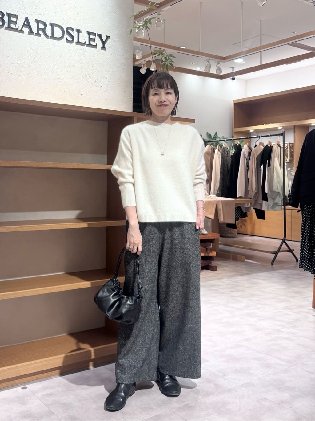 160cm ウェーブ イエベ春
 

【ニット】Fサイズ　新色ホワイト11/14 12:00頃ご予約スタート！
ボタン側を前にしてカーディガンとして、
反対にしてプルオーバーとして2wayで着られるファーニット。ふわふわでとても軽いですよ。

【パンツ】1サイズ着用
ウエストは大人気の「ウエストリブ」。総ゴムで太めのリブの為、お腹周りを締め付けません。
表情豊かなツイード素材で、秋冬らしいコーディネートに。
裏地付きなので暖かくお召しいただけます。

【コート】0サイズ　ベージュ着用(11/20 12時頃ご予約開始予定)
後ろがぽわんと丸みを帯びていて、ウールですが柔らかいシルエットに。軽さも魅力的。
ショート丈で2サイズ展開なので小柄さんにも合わせやすいです。
ノーカラーとスナップボタンで、フロントすっきり。ストールなどの巻物でアレンジもしやすいです。

【バッグ】
巾着のようなかたちがレディライクなバッグ。ハンドバッグとしてもショルダーバッグとしても使えます。
上質で柔らかなレザーが生み出すギャザーが、魅力的なコーデに仕上げてくれますよ！

【ネックレス】
長めのチェーンと、大きめのチャーム(がま口型)がクルーネックの襟元を引き締めてくれます。本当に開く、遊び心のあるネックレスです。