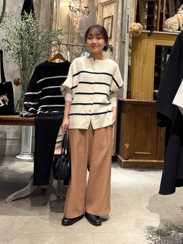 149cm ウェーブ イエベ春
 
【トップス】
大人気ニットの新色登場。以前より首空きが小さくなり、小柄な方もより着やすいデザインになりました。
丈感もコンパクトなのでボトムを選ばず合わせていただけます。
ボタンを前にしてカーディガンとしても着用できる着回し抜群アイテムです。

【パンツ】着用サイズ:0
定番ウエストリブシリーズの裏起毛タイプ。裏起毛ですがそれほど厚みはなく、着膨れせず、肌寒い春秋から着られそうです。
白でも透け感気にせず着られます◎