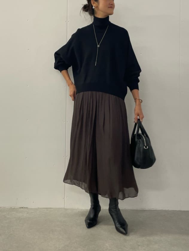 166cm ウェーブ イエベ秋
 
【ニット】Fサイズ
ハイゲージのハイネックニット。
ドルマンシルエットで、体のラインを拾いにくいのでジャケットを脱いでも安心。
すっきり丈で、インせずバランスが取りやすいです。


【パンツ】1サイズ着用
スカート見えするシフォンパンツ。
ニットやアウターで重たくなる時期も軽やかな印象に。
166cmでジャストウエストで履いてふくらはぎにかかる長さです。
ウエストゴムで紐付きなので、腰履きすれば5cmくらい長くなるのでサンダルの時も安心ですし、ハイウエストで留めればロングブーツ合わせもバランス取りやすいです。