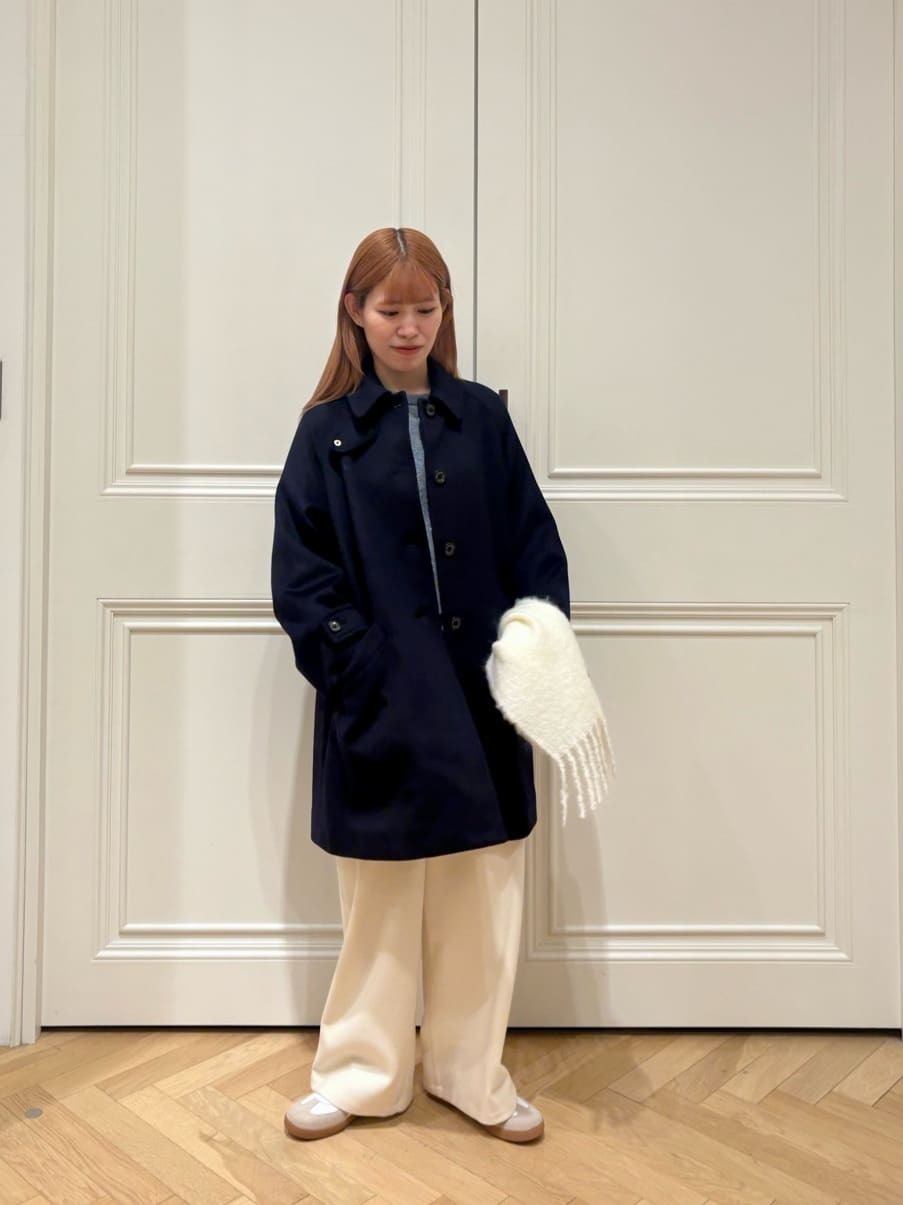 毎年大人気のウェルベリー Aラインシルエットが特徴の丸みを帯びたフォルムはかっちりし過ぎず、普段使いからちゃんとした場面でもオールマイティに使えます！今回は中でも一番人気のステンカラーミドルを着用しました。シンプルなデザインで色物との相性も抜群。重宝間違いなしのアイテムです！【モデル身長：158cm】