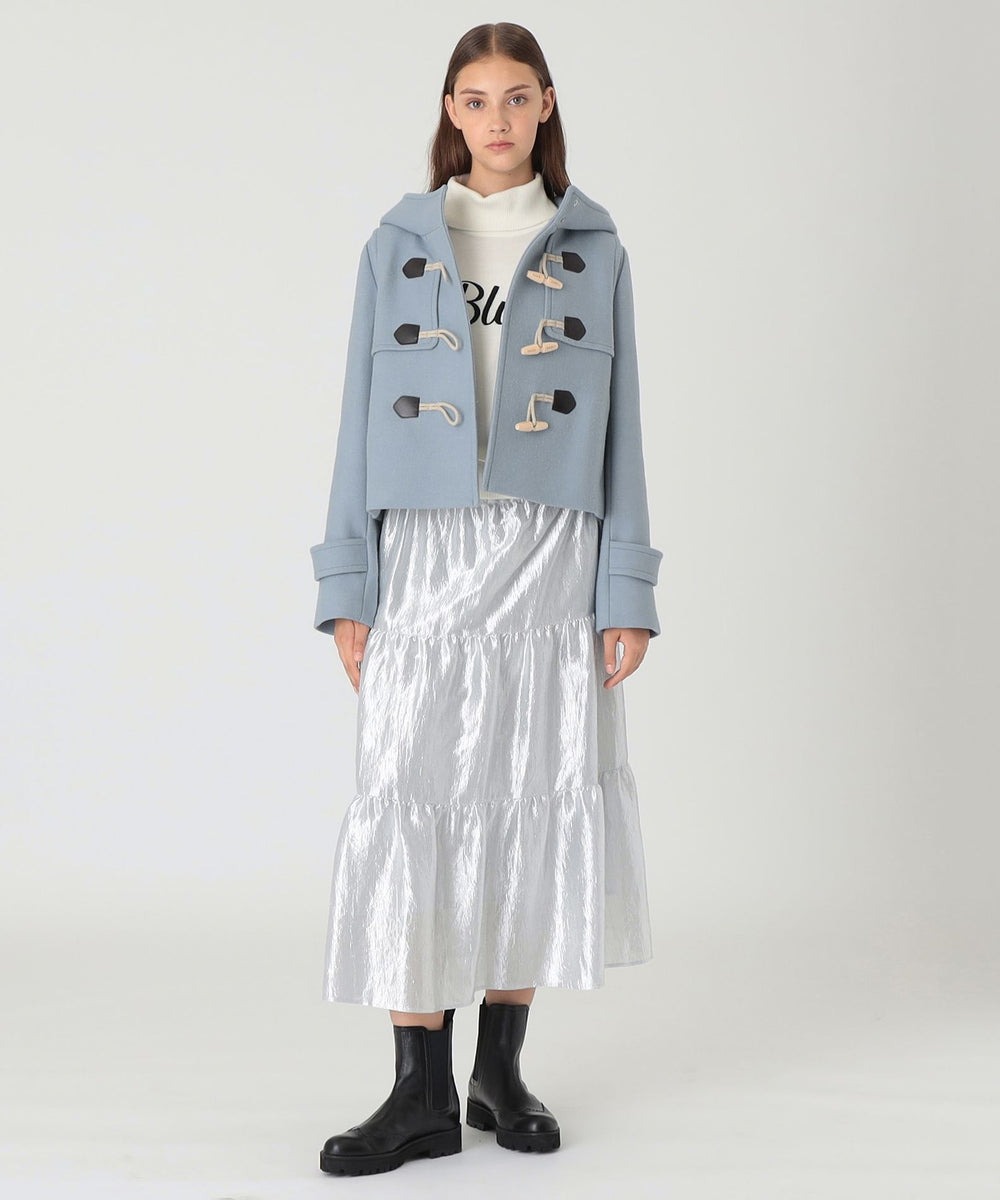 【コート】上質なウール素材で縫製されたショートダッフルは、トレンドに左右されず長くご愛用いただけます。大人が着たいと思えるダッフルコートに仕上げました。【スカート】きらきらとした光沢感のある素材を使用したティアードスカートです。ウエストはゴム仕様でストレスフリーな履き心地です。