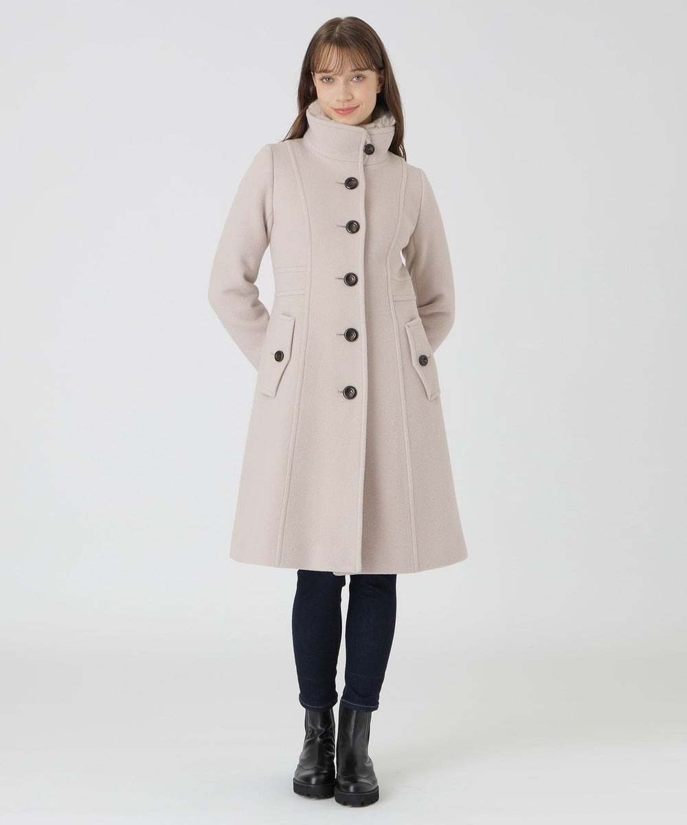 ブルーレーベル定番のスタンドカラーコートです。
ダブル組織の風合いを活かした構築的なシルエットが特徴で、高めに設定したウエストヨークでスタイルアップ効果もあります。
バックにあしらったボックスプリーツがトレンチライクでアイコニックな後ろ姿です。
