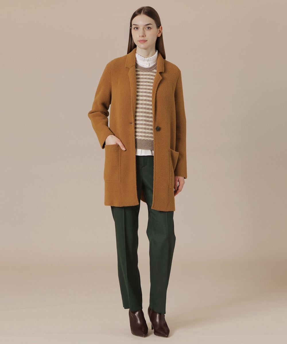 【ジャケット】軽量なニットで仕立てたモダンでクラシックなチェスタージャケットです。ループヤーンの輪をカットして毛羽立たせた糸を使用し、フェルトの様な起毛感とソフトな風合いで、軽くあたたかみのある素材です。【ベスト】スレッド柄でインパクトのあるアイコニックなアイテムです。