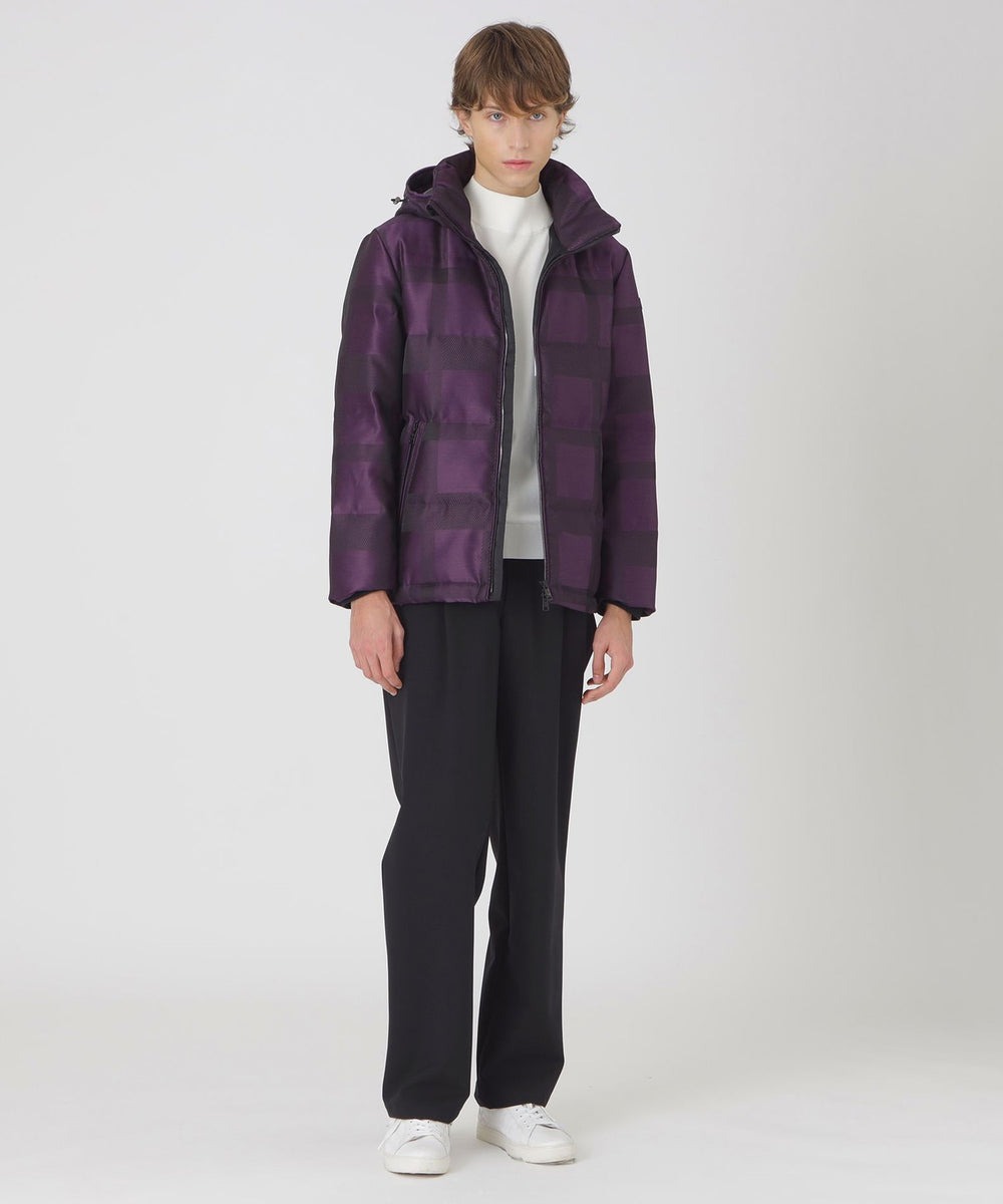 【ダウン】アイコニックなクレストブリッジチェックを立体感のある組織で表現した高級感溢れるダウンジャケット。国内屈指の合繊産地「桐生」において、太番手の糸でカルゼ調の組織を組み合わせることで凹凸のある立体的な表情を生み出しています。