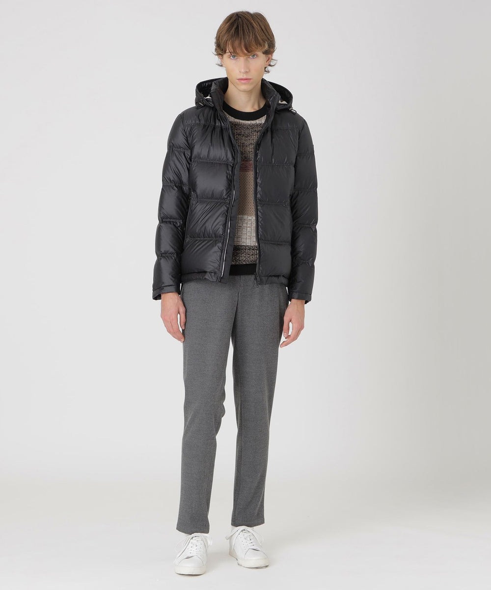 機能性素材「PERTEX(R) QUANTUM : DIAMOND FUSE」を使用したライトウェイトダウン。フード取り外しが可能な2WAY仕様で、スタンドカラーダウンとしても着用が可能。首回りをすっきり見せるコンパクトな襟が特徴。