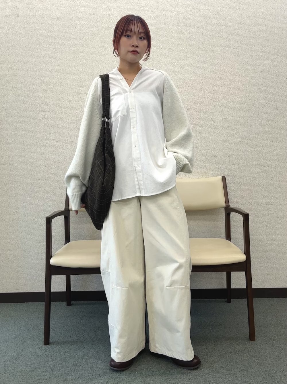 オールホワイトで組んだ
秋冬コーデ！

袖だけニットのドッキングシャツは
襟元を少し抜いて着るのが骨スト的おすすめ！

ワイドパンツでずるっときて
バランスをとっています◎

人気のチェックBIGバッグをワンポイントに！