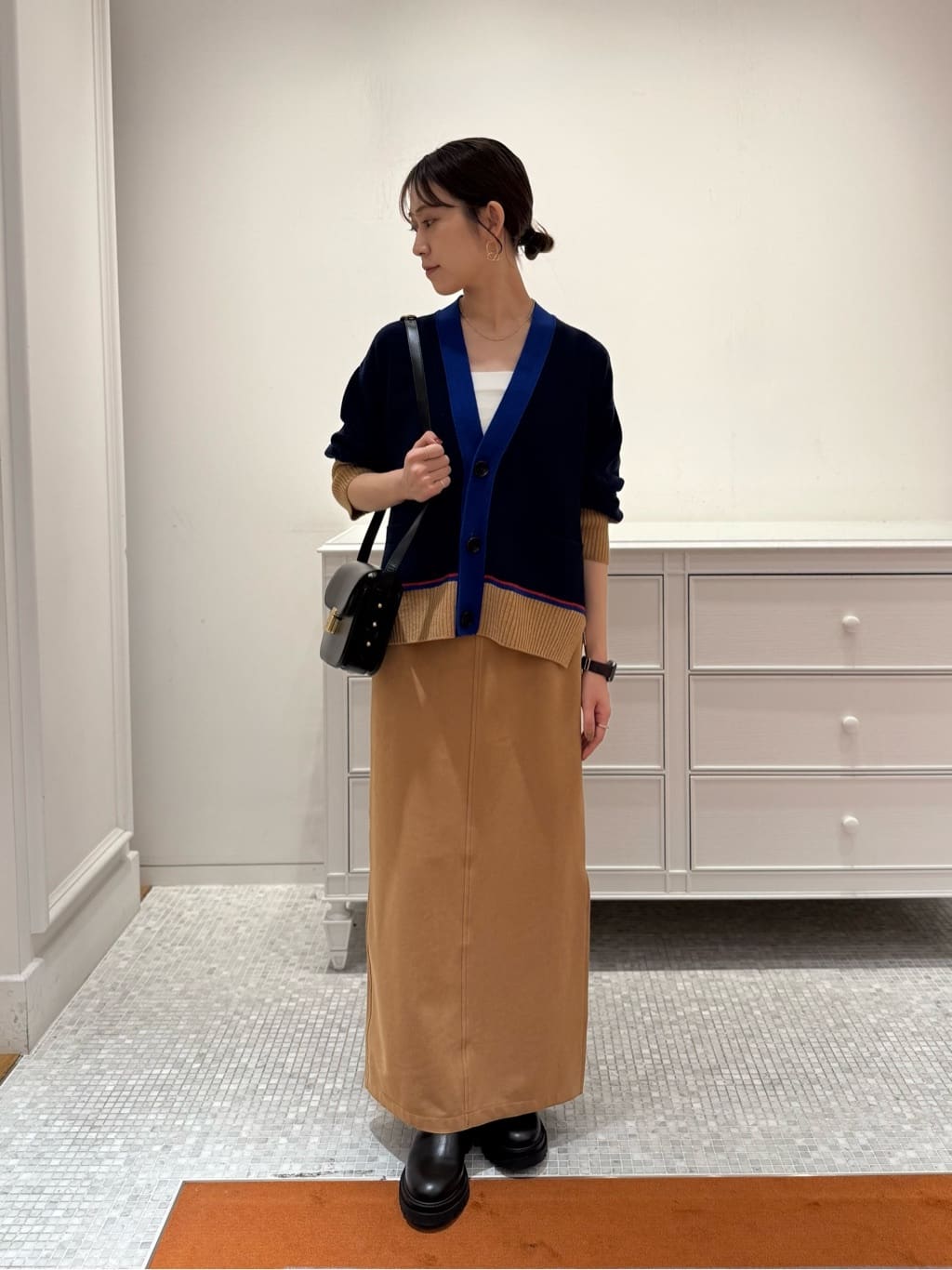 身長156㎝　〈MACPHEE〉定番の、ニュージーランドのノンミュールジングの良質なウールを使用した、すべらかな肌触りと軽やかな着心地が魅力のニットシリーズです。
一枚のニットとしても、シャツやカットソーの羽織としてもお使いいただけます。
同色のスカートと合わせてカーディガンが主役になるようなスタイリングにしました。