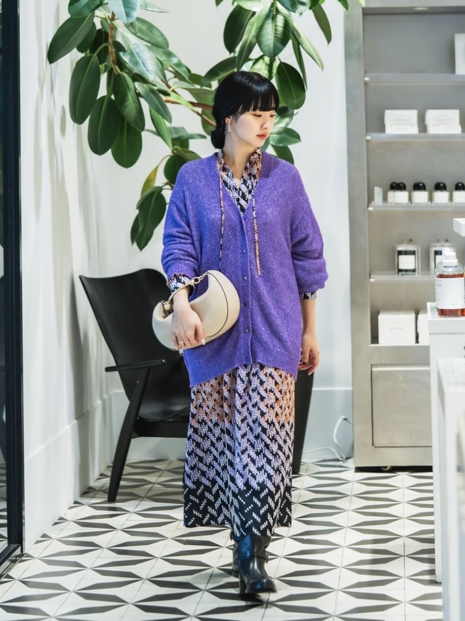 身長158㎝　ホリデーシーズンの華やかなシーンにおすすめしたいスタイリング。
〈Ballsey〉カラーのラメニット×柄の合わせで、こなれ感を。
首元は華奢なネックレスとパールのピアスで女性らしさをプラス。柄のワンピースは一枚ではもちろん、ジャケットやカーディガンと合わせても魅力的に仕上がります。