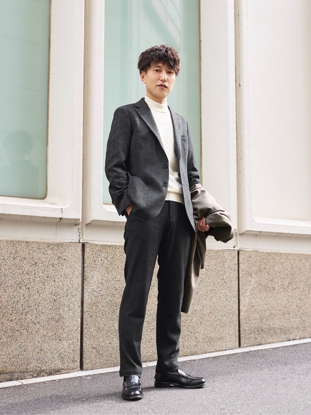 今回ご紹介させて頂くのは、ショートビーバーウェリントン。柔らかなベージュで作る冬の上品コートスタイル。今回着用しているヘリンボーン柄のベージュは、この冬新しく登場した注目のカラー。上質なウールで仕立てたショートビーバー素材は、軽さと保温性、防風性を兼ね備えた冬の本命コートです。【モデル身長：171cm】