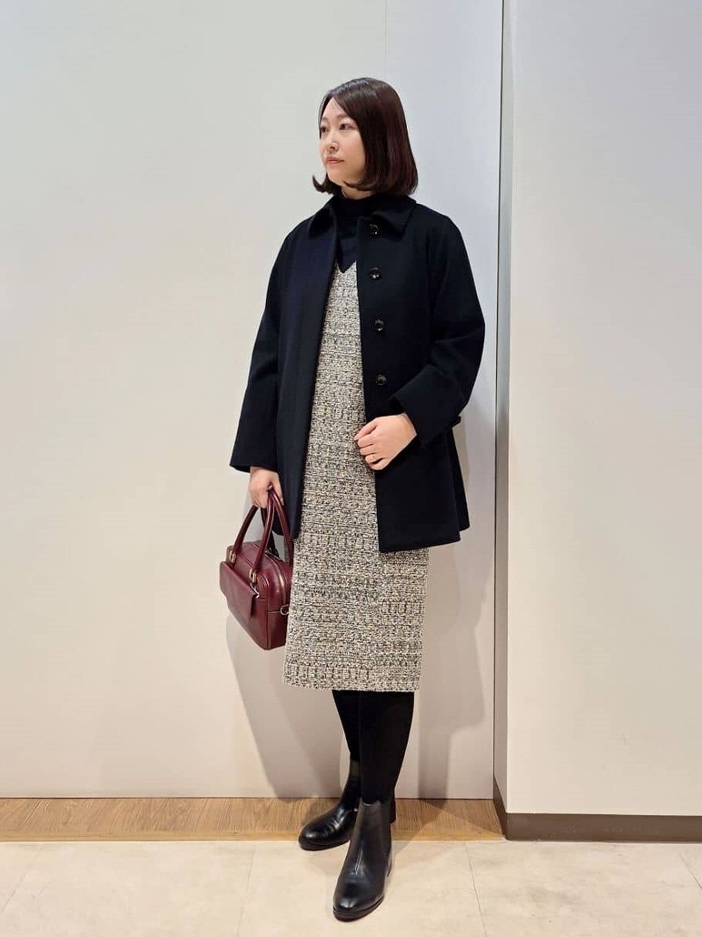 綺麗なAラインのウールコートは、流行に左右されることなく長くお召しいただけます。 ツイードワンピースを合わせてクラシックに。 ワンピースはオケージョン需要にもぴったりな一枚です！【パーソナルカラー】ブルベサマー【骨格診断】ストレート【モデル身長：166cm】