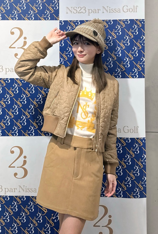 グリーン上で映える、ベージュコーデでオシャレ見え。