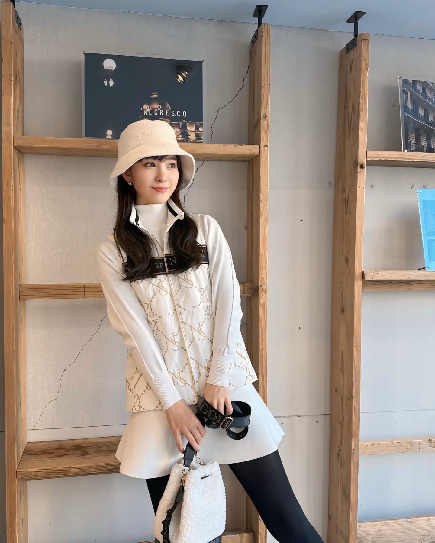 輻射熱で蓄熱する機能素材のベスト。オリジナルのNissaロゴプリントで、他とは違う冬のホワイトコーデに。